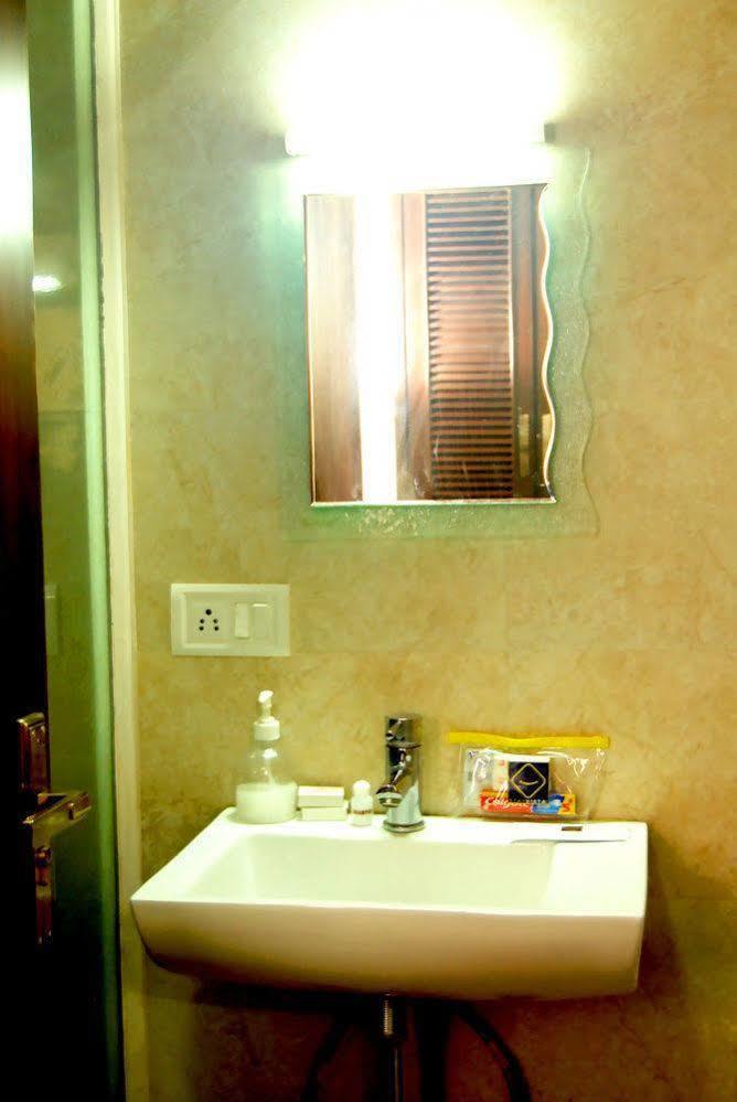 Hotel Vista Rooms Near Mumbai Intl. Airport